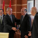 El consejero Álvarez Guisasola saluda a los integrantes del Comité Asesor