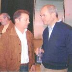 Díaz Alcaraz es el secretario general de una agrupación socialista de Sevilla. En la imagen, con el vicepresidente tercero, Manuel Chaves