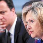 Hillary Clinton durante su intervención en Londres, ayer, con David Cameron en un segundo plano