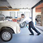 Marcos de Quinto, apasionado del mundo del motor, empuja un Citröen vintage que él mismo ha restaurado
