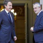 El presidente del Gobierno y el de la Junta, ayer a la entrada de la reunión que mantuvieron en el Palacio de La Moncloa