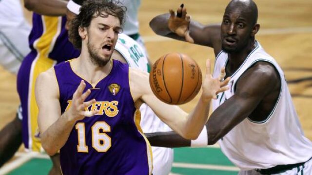 La defensa de Gasol y las genialidades de Bryant le dan el triunfo a los Lakers