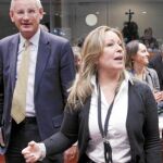 La ministra de Asuntos Exteriores, Trinidad Jiménez, conversa con su homólogo británico, William Hague, ayer, en Bruselas