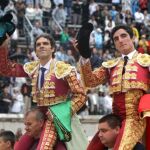 José Tomás sale, junto a Thomas Dufau, a hombros por primera vez esta temporada