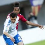 El delantero del RCD Mallorca, Emilio Nsue, se disputa el balón con el centrocampista argentino del Real Zaragoza, Nicolás Bertolo