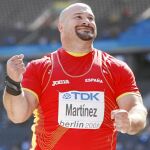 El ex capitán de la selección española de atletismo, Manolo Martínez, durante una competición de lanzamiento de peso
