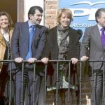 Aguirre salió ayer al balcón de la sede del PP de Alcalá de Henares junto a los miembros de su comité y el actual alcalde, que repetirá como candidato