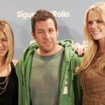 Jennifer Aniston y Brooklyn Decker lucieron espectaculares al lado de un Adam Sandler con camiseta y sudadera