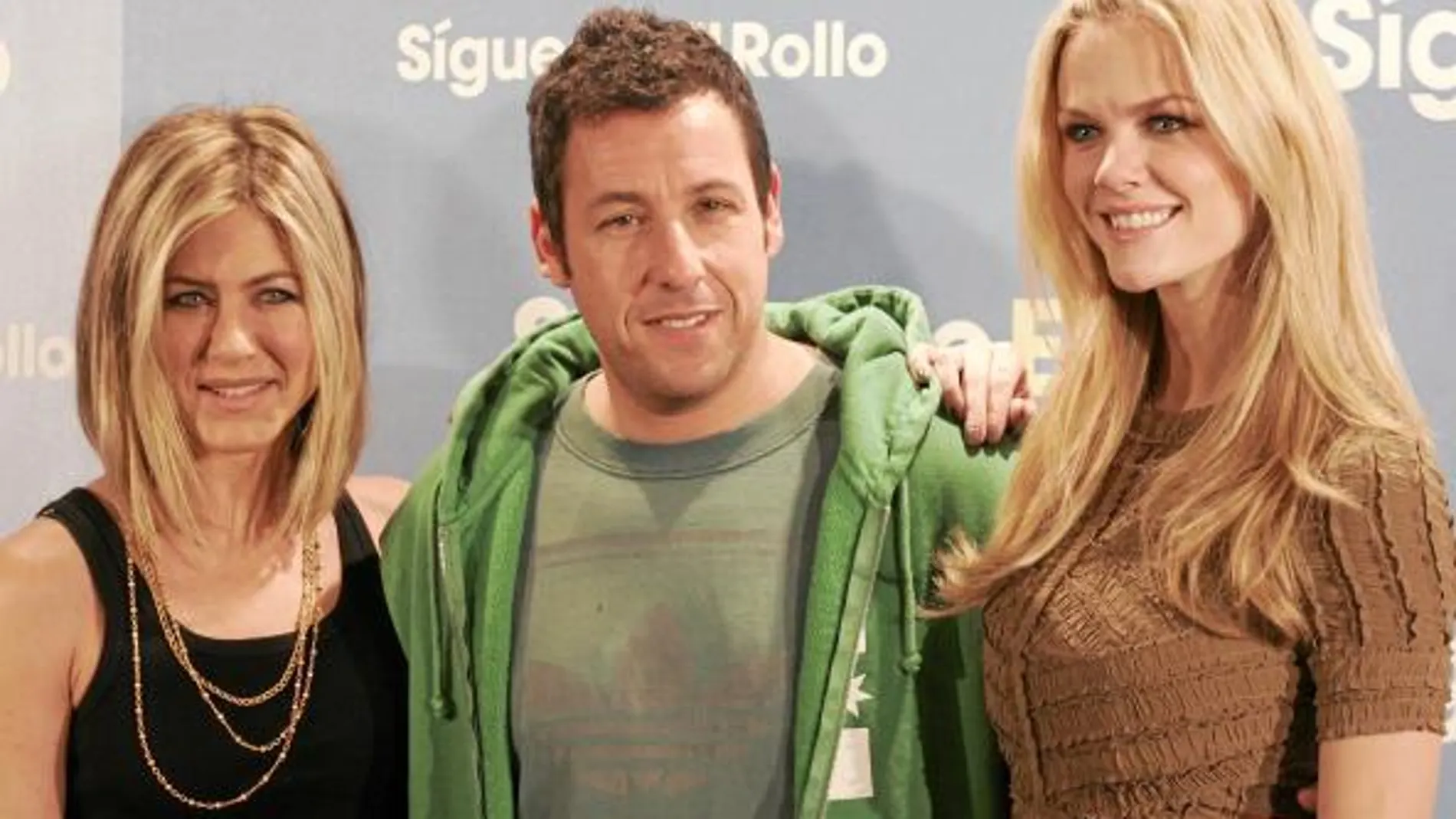 Jennifer Aniston y Brooklyn Decker lucieron espectaculares al lado de un Adam Sandler con camiseta y sudadera