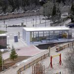 A la espera de su apertura, las cuatro nuevas bocas de Metro conservaban aún este fin de semana los plásticos que protegen el aluminio de las marquesinas