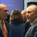 El secretario general de la OCDE, Angel Gurría (i), y el presidente de Bankia, el español Rodrigo Rato (d), en el seminario del G20 que se celebra en Nankín (China).