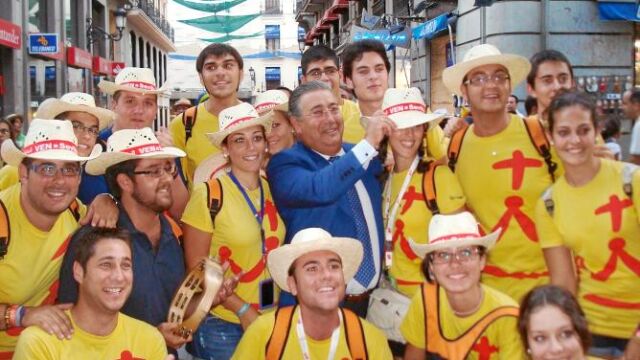 El alcalde posa con jóvenes sevillanos que lucen el sombreros promocionales de la campaña «Ven a Sevilla»