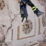 Un bombero inspecciona los daños producidos por el terremoto en la cúpula de la iglesia de Santa María del Suffragio en L'Aquila en 2009