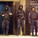 La Policía Nacional ha detenido esta noche a ocho personas, relacionadas con la organización juvenil ilegalizada Segi. En la imagen, agentes custodian el domicilio de Saioa Zubiaur detenida en el barrio bilbaíno de Uribarri