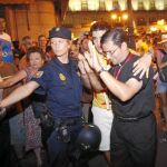 En la imagen, un sacerdote que tuvo que ser escoltado por la Policía ante los ataques de los «anti-Papa»