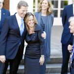 El ministro de Exteriores alemán, Guido Westerwelle, abraza a Trinidad Jiménez, ayer, en la escalinata de La Moncloa tras la foto de familia