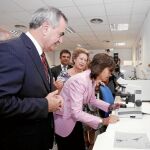 Rosa Aguilar (d), acompañada por Rafael González Tovar (i), utiliza un microscopio durante la visita que realizó ayer al centro-laboratorio y las zonas de actuación del proyecto piloto para la regeneración de la bahía de Portmán