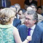 Esperanza Aguirre, junto al ex consejero de vicepresidencia el día de su toma de posesión