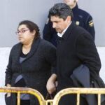 Imagen del 23/02/2011 de Juan José Cortés e Irene Suárez a la salida de la Audiencia Provincial de Huelva
