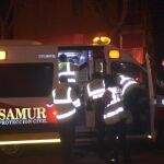 Fotografía facilitada por el Ayuntamiento de Madrid en la que miembros del Samur se llevan en su ambulancia el cuerpo de un hombre de 50 años y de origen español que se encuentra en estado grave tras haber recibido ocho puñaladas, una de las cuales le ha