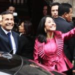 Ollanta Humala (i), y su esposa, Nadine Heredia (d), saludan a su llegada a la sede de la Cancillería en Lima, antes de ser investido como nuevo presidente