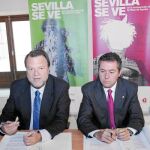 Monteseirín, junto a Juan Espadas con la publicidad de «Sevilla se ve» de fondo