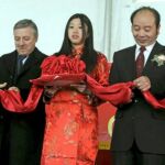El ministro de Fomento, José Blanco (2i), que hoy inauguró el minipolígono Plaza Oriente en la localidad madrileña de Fuenlabrada, corta la cinta inaugural acompañado del director del centro, Ly Rulong.