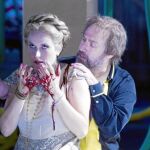 SANGRE EN LAS MANOS: Una escena de la producción de Baumgarten, muy contestada por el público del estreno
