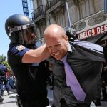 Dos agentes reducen a uno de los manifestantes