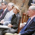 Elena Salgado, en el centro, entre Isidro Fainé y Rodrigo Rato