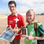 CON EL EVANGELIO: Voluntarios con las camisetas oficiales muestran el Evangelio de Mateo de la JMJ en seis idiomas