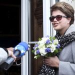 La presidenta brasileña, Dilma Rousseff, conversa con los periodistas durante su llegada a la ciudad de Coimbra, a 200 kilómetros al norte de Lisboa (Portugal)