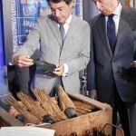 Ignacio González inauguró ayer una exposición sobre la tradición cervecera en la región en la fábrica de Mahou