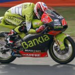 El piloto español de 125 cc Nico Terol (Aprilia) rueda durante la primera sesión de entrenamientos libres del Gran Premio de Cataluña