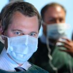 El ministro de Salud alemán, Daniel Bahr, visita al área de aislamiento del Hospital Universitario de Eppendorf