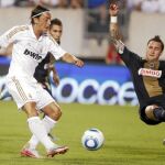 Mesut Özil supera al defensa Danny Califf para marcar el segundo gol del Real Madrid en su último amistoso en Estados Unidos