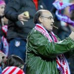 Un aficionado en un estadio de fútbol