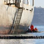 Imagen de la extracción de fuel del buque frigorífico "Sierra Nava", que tras encallar el 28 de enero de 2007en la bahía de Algeciras. 18-2-2007
