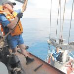 Un marino ruso se prepara para rescatar a un submarino portugués