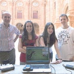 Alumnos en el patio de la Universidad presentan un sistema de detección de caídas de personas mayores
