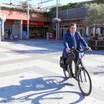 El alcalde de Alcobendas, Ignacio García de Vinuesa, en una de las bicicletas