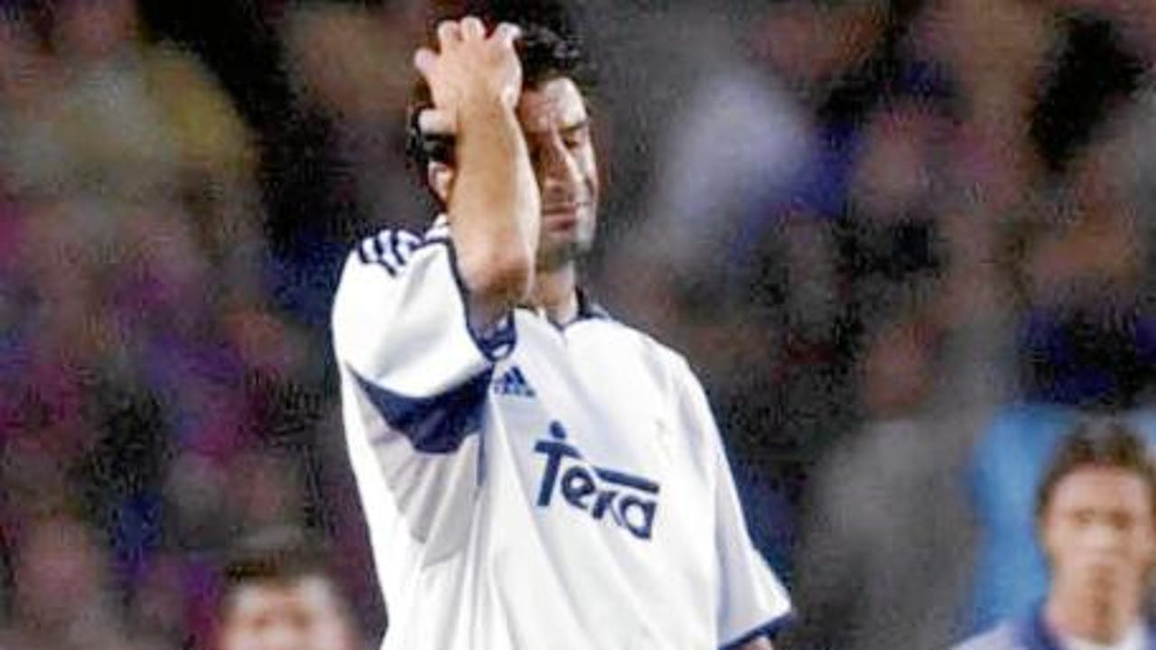 Hace 25 años Figo fue al Camp Nou como madridista y le tiraron de todo: "Un móvil, que debía ser un artículo de lujo en ese año"