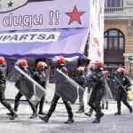 La Ertzaintza durante la retirada de varios carteles y fotos de presos de ETA en las fiestas de Bilbao de agosto de 2009