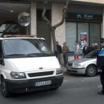 Los servicios funerarios retiran el cadáver de la mujer asesinada hoy en Reus