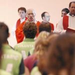 El cardenal Antonio María Rouco Varela, ayer, con los voluntarios de la JMJ durante la eucaristía de bienvenida