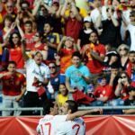 El jugador de España Calvaro Negredo (d) celebra su gol ante Estados Unidos con su compañero de equipo Alvaro Arbeloa (i)