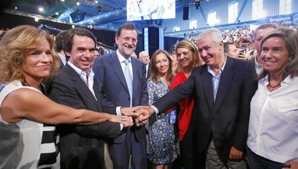De izquierda a derecha, Ana Botella, José María Aznar, Mariano Rajoy, Elvira Fernández, María Dolores de Cospedal, Javier Arenas, Alberto Ruiz-Gallardón y Ana Mato