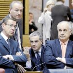 El futuro presidente de la Generalitat, Alberto Fabra, conversa en Les Corts con Ricardo Costa, Antonio Clemente y Rafael Blasco