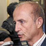 Sebastián habló ayer sobre Repsol en los pasillos del Congreso