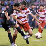 Juanfran Torres golpea a la pelota durante el medio partido disputado anoche ante el Granada